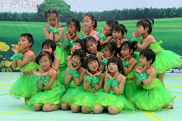2014年5月31日，山东省茌平县冯官屯镇小杨屯村幼儿园、薛店幼儿园庆六一汇报演出现场。