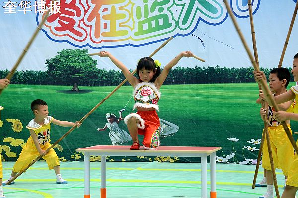 2014年5月31日，山东省茌平县冯官屯镇小杨屯村幼儿园、薛店幼儿园庆六一汇报演出现场。