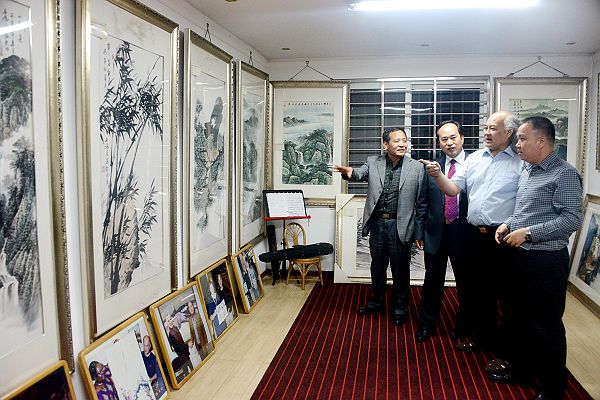 2014年4月13日，世界华人艺术家联合会执行主席徐逢蔚（右三）等客人在吴进良美术馆观看吴进良作品。 