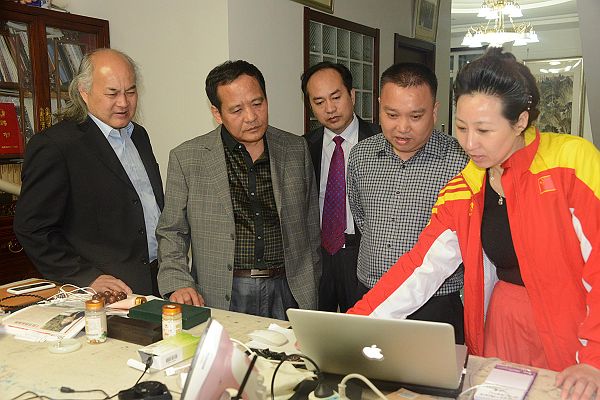 2014年4月13日，世界华人艺术家联合会执行主席徐逢蔚（右三）等客人在吴进良美术馆观看吴进良作品。 