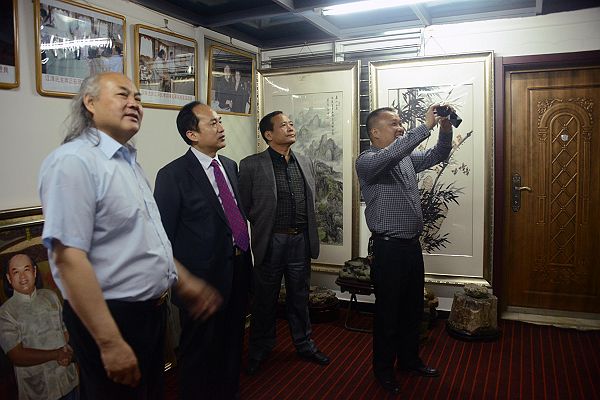2014年4月13日，世界华人艺术家联合会执行主席徐逢蔚（右三）等客人在吴进良美术馆观看吴进良作品。 