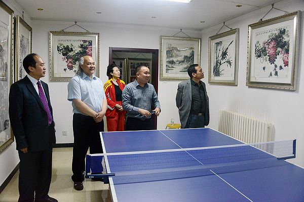 2014年4月13日，世界华人艺术家联合会执行主席徐逢蔚等客人在吴进良美术馆观看吴进良作品。