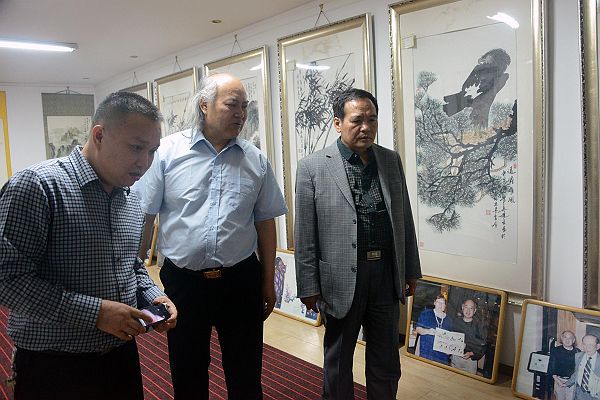 2014年4月13日，世界华人艺术家联合会执行主席徐逢蔚等客人在吴进良美术馆观看吴进良作品。