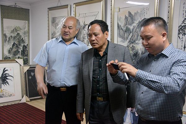 2014年4月13日，世界华人艺术家联合会执行主席徐逢蔚等客人在吴进良美术馆观看吴进良作品。