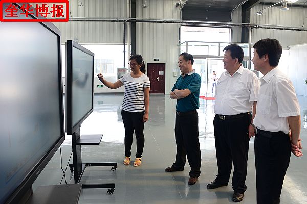 2014年8月16日，山东省茌平县聊城瑞华电子科技有限公司在展示仿真教学电磁触摸黑板功能。