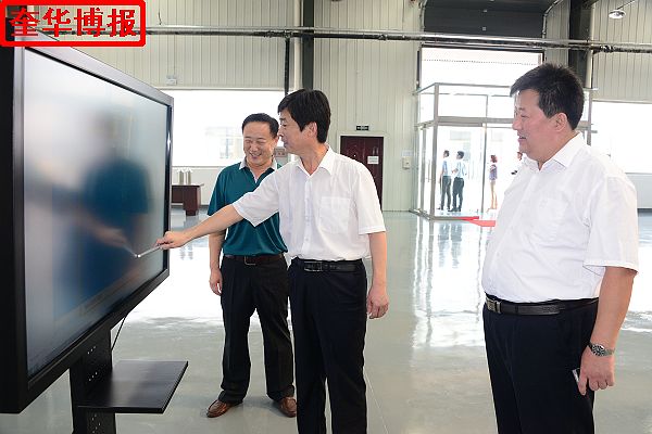 2014年8月16日，山东省茌平县聊城瑞华电子科技有限公司在展示仿真教学电磁触摸黑板功能。