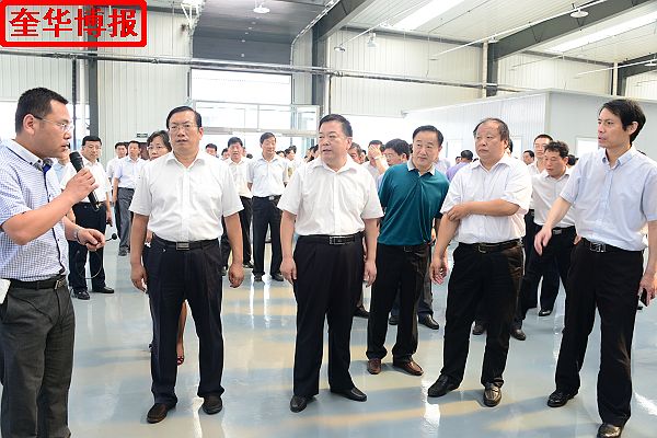 2014年8月16日，茌平县聊城瑞华电子科技有限公司副总经理王松鑫向王忠林市长一行介绍企业生产情况。