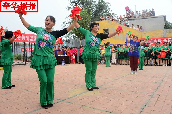 2014年9月7日，山东省茌平县农村姐妹广场舞在苗屯村文化广场展演现场。