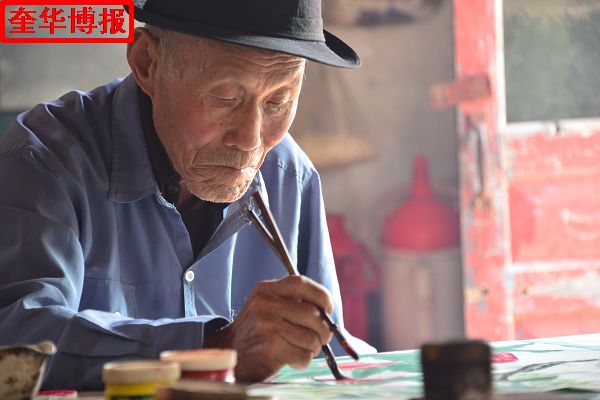 2014年9月22日， 今年89岁的山东省茌平县杜郎口镇张海子村老画家张宗源先生。