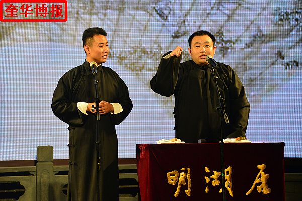 2014年9月20日，在山东济南明湖居开心剧场青年相声演员薛晓冬、高超表演相声。