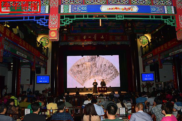 2014年9月20日，在山东济南明湖居开心剧场青年相声演员薛晓冬、高超表演相声。