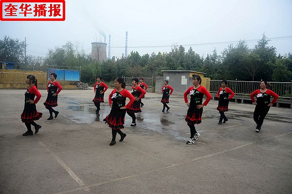 2014年10月1日，山东省茌平县信发街道高户村村民为老年人跳起了广场舞。