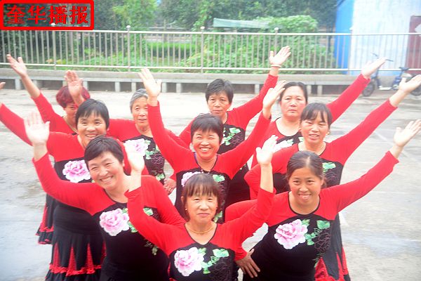 2014年10月1日，山东省茌平县信发街道高户村村民为老年人跳起了广场舞。