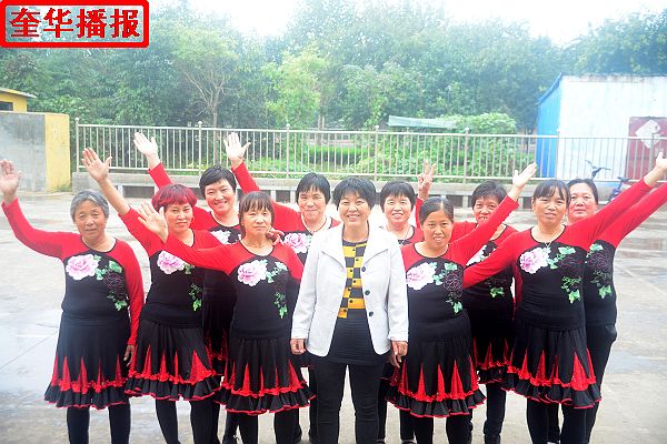 2014年10月1日，山东省茌平县信发街道高户村村民为老年人跳起了广场舞。