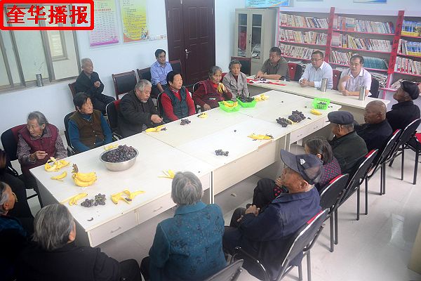  2014年10月1日，山东省茌平县信发街道高户村18名老年人收到节日红包。 
