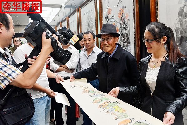 2014年9月29日，国庆节前夕，来自山东省茌平县的九旬老翁画家张宗源，在外甥女王英丽的陪同下，来到中国（高 ...