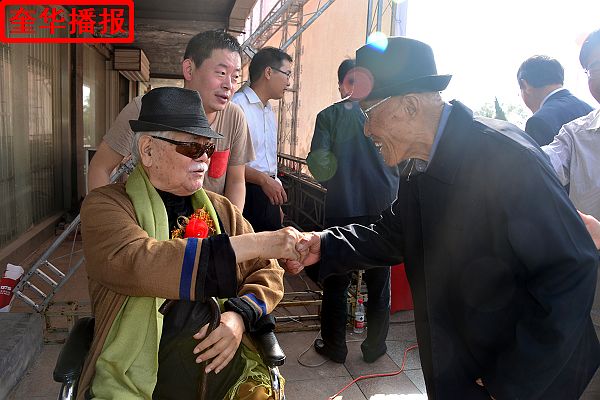 2014年9月29日，国庆节前夕，来自山东省茌平县的九旬老翁画家张宗源，在外甥女王英丽的陪同下，来到中国（高 ...