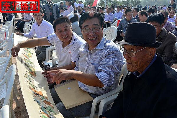 2014年9月29日，国庆节前夕，来自山东省茌平县的九旬老翁画家张宗源，在外甥女王英丽的陪同下，来到中国（高 ...