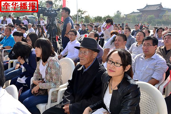2014年9月29日，国庆节前夕，来自山东省茌平县的九旬老翁画家张宗源，在外甥女王英丽的陪同下，来到中国（高 ...