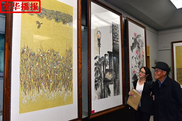 2014年9月29日，国庆节前夕，来自山东省茌平县的九旬老翁画家张宗源，在外甥女王英丽的陪同下，来到中国（高 ...