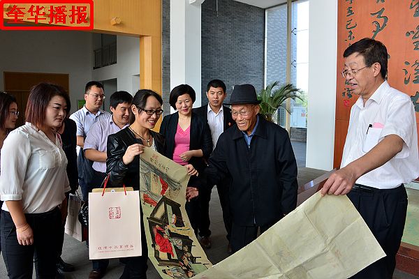 2014年9月29日，国庆节前夕，来自山东省茌平县的九旬老翁画家张宗源，在外甥女王英丽的陪同下，来到中国（高 ...