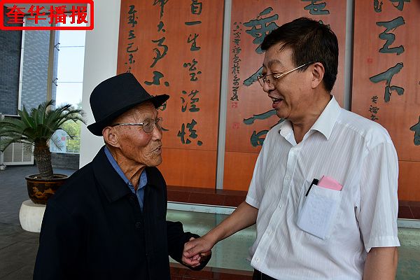 2014年9月29日，国庆节前夕，来自山东省茌平县的九旬老翁画家张宗源，在外甥女王英丽的陪同下，来到中国（高 ...