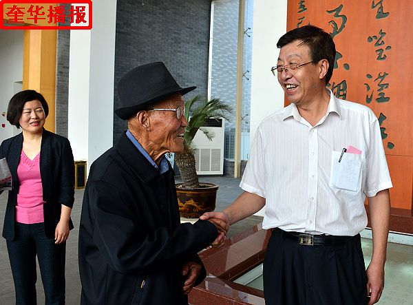 2014年9月29日，国庆节前夕，来自山东省茌平县的九旬老翁画家张宗源，在外甥女王英丽的陪同下，来到中国（高 ...