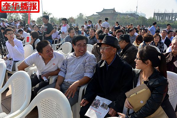 2014年9月29日，国庆节前夕，来自山东省茌平县的九旬老翁画家张宗源，在外甥女王英丽的陪同下，来到中国（高 ...