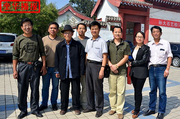 2014年9月29日，国庆节前夕，来自山东省茌平县的九旬老翁画家张宗源，在外甥女王英丽的陪同下，来到中国（高 ...
