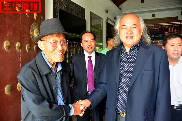 2014年9月29日，国庆节前夕，来自山东省茌平县的九旬老翁画家张宗源，在外甥女王英丽的陪同下，来到中国（高 ...