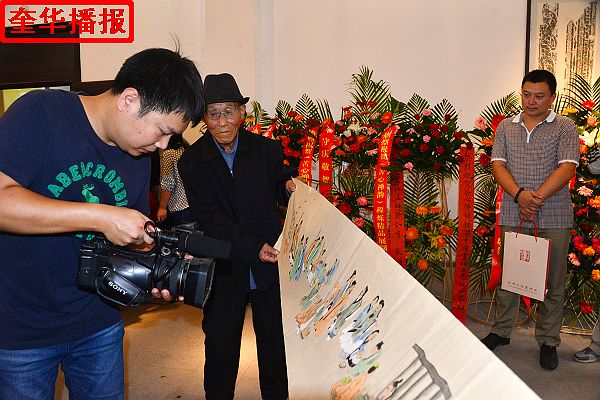 2014年9月29日，国庆节前夕，来自山东省茌平县的九旬老翁画家张宗源，在外甥女王英丽的陪同下，来到中国（高 ...