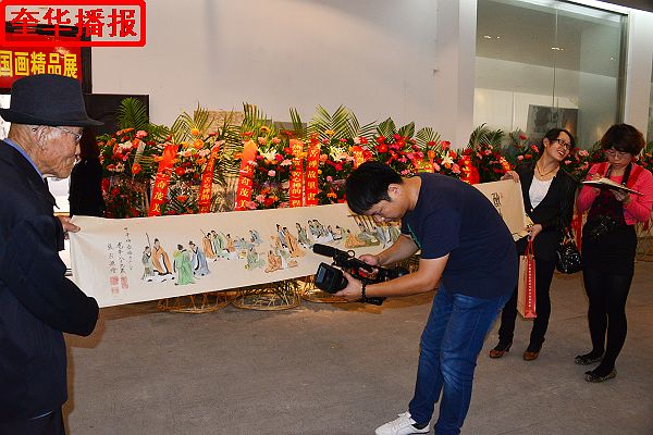 2014年9月29日，国庆节前夕，来自山东省茌平县的九旬老翁画家张宗源，在外甥女王英丽的陪同下，来到中国（高 ...