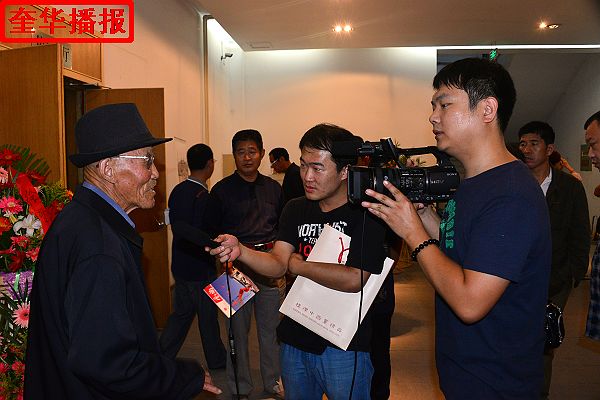 2014年9月29日，国庆节前夕，来自山东省茌平县的九旬老翁画家张宗源，在外甥女王英丽的陪同下，来到中国（高 ...