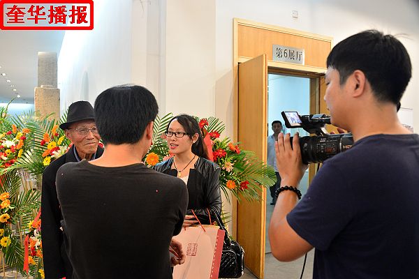 2014年9月29日，画家张宗源在中国（高唐）第九届书画博览会展厅现场接受媒体采访。