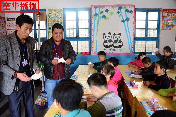 2014年10月25日，山东省茌平县志愿者爱心协会会员，在茌平特校为残障学童过集体生日现场。