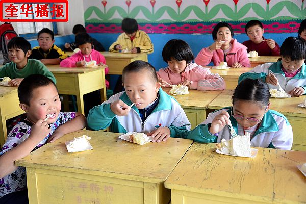2014年10月25日，山东省茌平县志愿者爱心协会会员，在茌平特校为残障学童过集体生日现场。