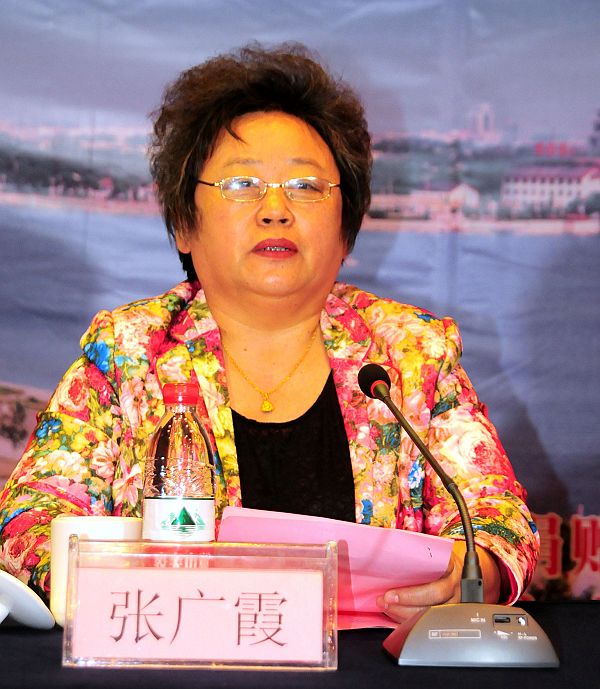 2014年11月6日，聊城市政协副主席、民建聊城市主委张广霞在捐赠仪式上讲话。