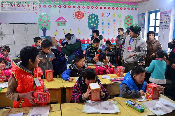 2014年11月15日，山东省茌平县志愿者爱心协会会员，在茌平县特殊教育学校向残障学童捐赠羽绒服等保暖物品现 ...