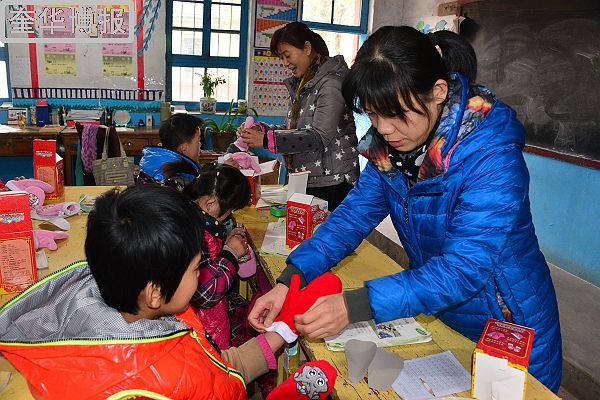 2014年11月15日，山东省茌平县志愿者爱心协会会员，在茌平县特殊教育学校向残障学童捐赠羽绒服等保暖物品现 ...