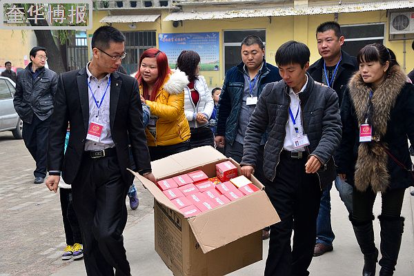 2014年11月15日，山东省茌平县志愿者爱心协会会员，在茌平县特殊教育学校向残障学童捐赠羽绒服等保暖物品现 ...