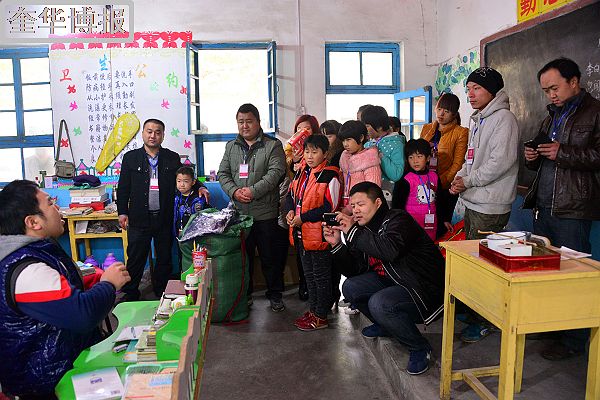 2014年11月15日，山东省茌平县志愿者爱心协会会员，在茌平县特殊教育学校向残障学童捐赠羽绒服等保暖物品现 ...