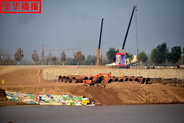 2014年11月20日，山东省齐河县济齐黄河大桥施工现场。