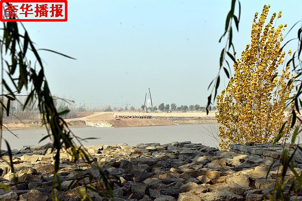 2014年11月20日，山东省齐河县济齐黄河大桥施工现场。