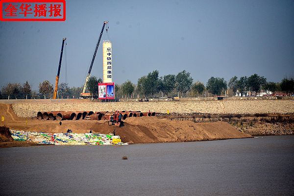 2014年11月20日，山东省齐河县济齐黄河大桥施工现场。