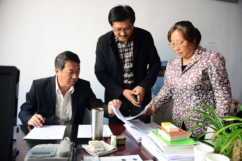 2014年10月28日，山东省茌平县加利福肥料科技有限公司董事长方永生（中），在莱芜市莱城区农业局签订5000吨 ...