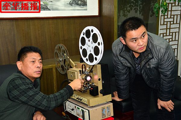 2014年12月11日，邹尚武在维护保养老式电影放映机 。