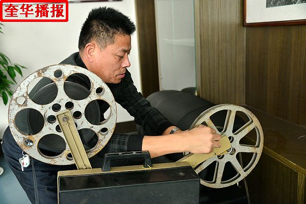 2014年12月11日，邹尚武在维护保养老式电影放映机 。