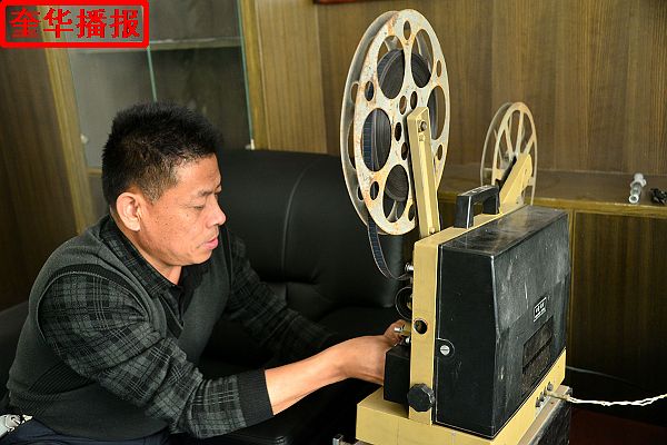2014年12月11日，邹尚武在维护保养老式电影放映机 。