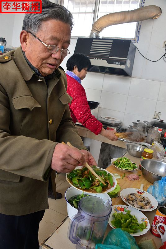 于向升夫妇相濡以沫40载 情义相伴写真爱