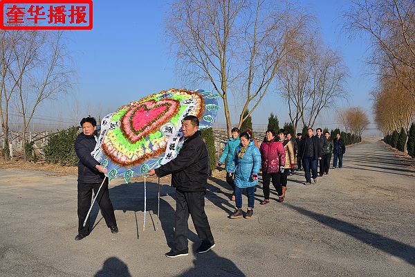 山东：国家公祭日山东孟尝君酒业向6.27惨案纪念园敬献花圈